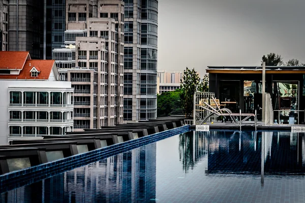 Piscine à débordement sur le toit avec chaise longue à Clarke Quay Singapour — Photo