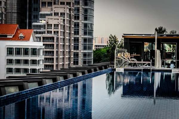 Takterrass med infinitypool med solstol på Clarke Quay Singapore — Stockfoto