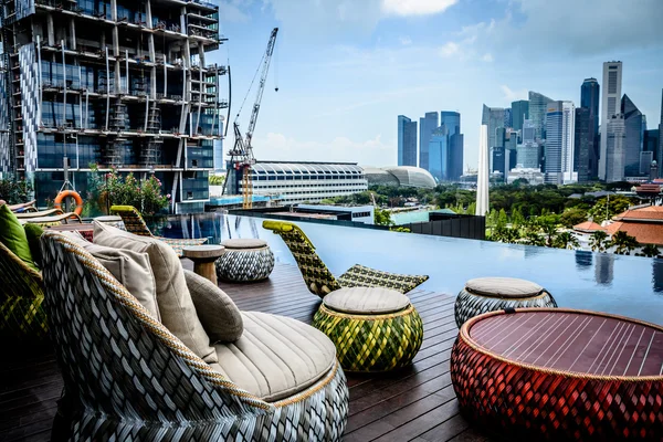 Takterrass med pool och utsikt över Singapore city skyline — Stockfoto