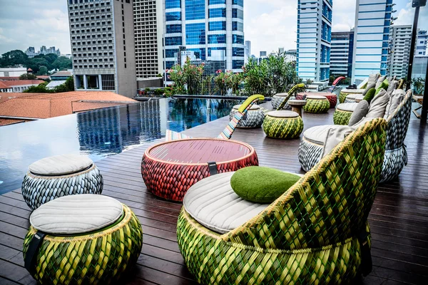 Çatı katı yüzme havuzu ve Singapur şehir manzarası görünümünü