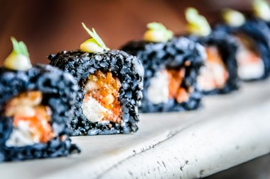 ikasumi rulo squid mürekkep krem peynir ile pirinç haddelenmiş ve derin kızarmış tavuk tepesi 