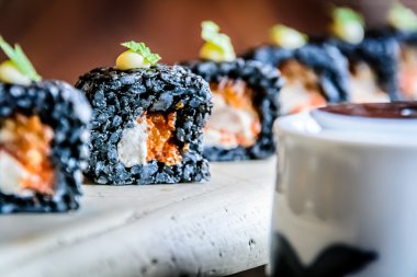 ikasumi rulo squid mürekkep krem peynir ile pirinç haddelenmiş ve derin kızarmış tavuk tepesi 