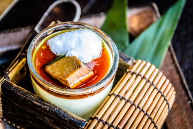 haşlanmış yumurta muhallebi ile kaz ciğeri kaz ciğeri chawanmushi