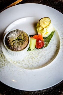 Maccha fondan kek ve vanilya dondurma maccha çikolata fondan kek vanilya dondurma ile servis