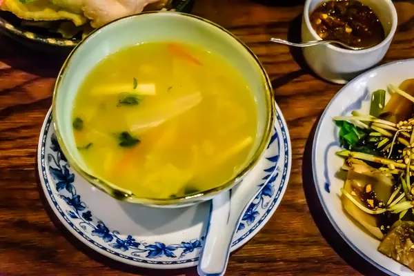 Sup kepeting Krabbenfleischsuppe mit Hackfleisch und Bambussprossen — Stockfoto