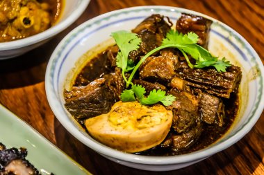 Koyu soya sosu ile kızarmış tau AB Bak domuz yağı