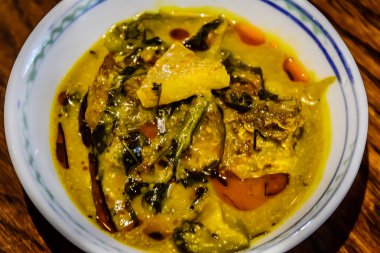 Perut Ikan Barramundi yaşında eski Peranakan otlar ve baharatlar ile