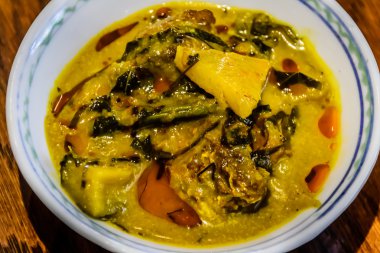 Perut Ikan Barramundi yaşında eski Peranakan otlar ve baharatlar ile