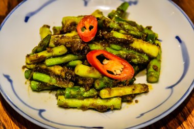 Tempoyak kuşkonmaz ile mayalanmış durian tavada kızartılmış kuşkonmaz