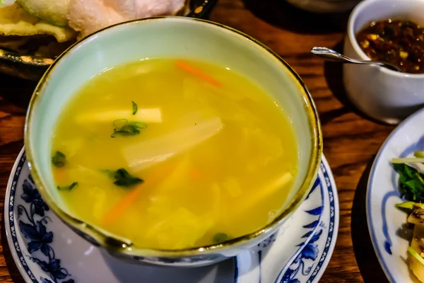 Sup kepeting Krabbenfleischsuppe mit Hackfleisch und Bambussprossen — Stockfoto