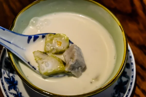 Bubur Cha Cha Taro Yam Batata doce no leite de coco — Fotografia de Stock