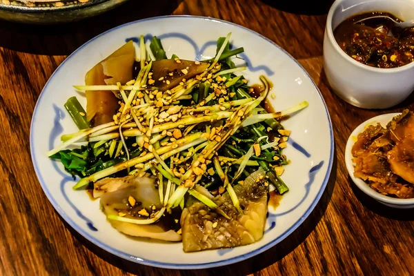 Jiu Hu Eng Chye özel beyazlatılmış mürekkep balığı ve su ıspanak karides hamur ile attı