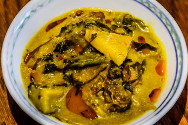 Perut Ikan Barramundi yaşında eski Peranakan otlar ve baharatlar ile