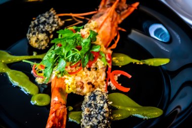 Kaplan karides kuskus, kişniş soslu ve kalamar kroket