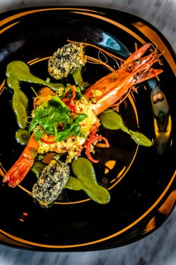 Kaplan karides kuskus, kişniş soslu ve kalamar kroket