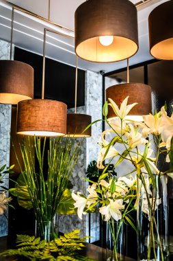 Asılı ışıkları ve lilyum çiçek aranjmanları 