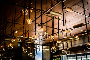 Işıklar ve zarif tablo ayarı infrench Restoran asılı veya yemek odası