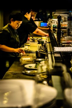 Fransız restoranının mutfağında aşçı aşçılarımız