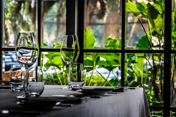 Lumières suspendues et table élégante dans le restaurant ou la salle à manger français — Photo