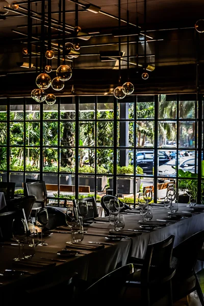 Lumières suspendues et table élégante dans le restaurant ou la salle à manger français — Photo