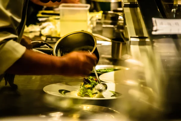 Fransız restoranının mutfağında aşçı aşçılarımız