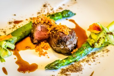 Fransız restoranda biftek