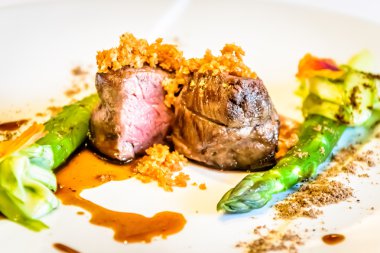 Fransız restoranda biftek