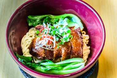 Kızarmış tavuk ve erişte Çin mutfağı