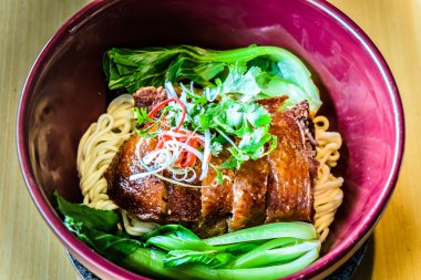 Kızarmış tavuk ve erişte Çin mutfağı