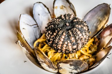 Gün batımı istiridye ve deniz kestanesi spagetti 