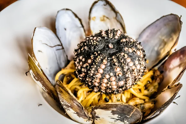 Spaghetti con vongole al tramonto e ricci di mare — Foto Stock