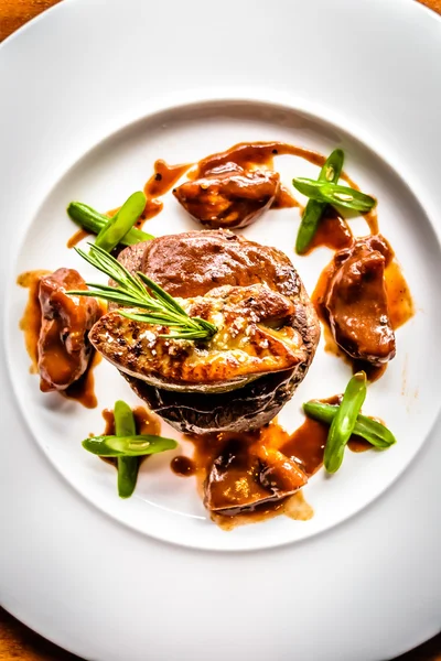 Filet de filet de boeuf Angus 200g grillé avec foie gras, croûton, figues, sauce au vin de Porto — Photo