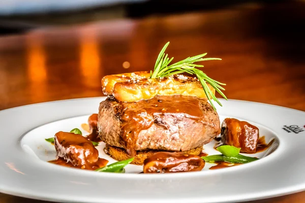 Filetto di filetto di filetto di manzo di manzo Angus alla griglia da 200 g con foie gras, crostino, fichi, salsa al vino porto — Foto Stock