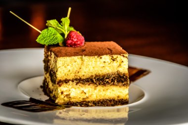 Mascarpone peyniri Tiramisu pasta, bisküvi ve kakao Espresso kahve