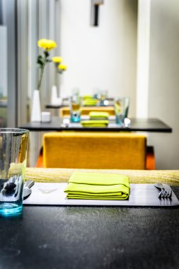 Casual yemek restoran Tablo ayarı