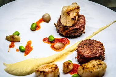 Kızarmış kuyruklu Terrine ve tarak
