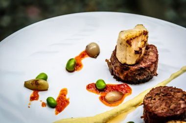 Kızarmış kuyruklu Terrine ve tarak