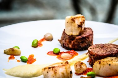 Kızarmış kuyruklu Terrine ve tarak