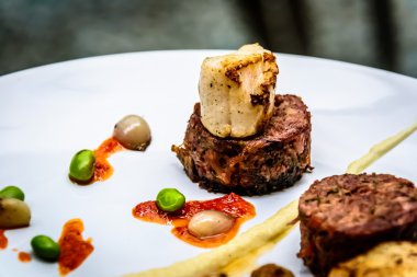 Kızarmış kuyruklu Terrine ve tarak