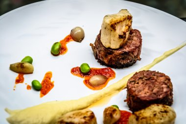 Kızarmış kuyruklu Terrine ve tarak