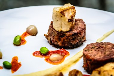 Kızarmış kuyruklu Terrine ve tarak