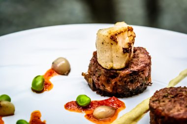 Kızarmış kuyruklu Terrine ve tarak