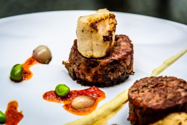 Kızarmış kuyruklu Terrine ve tarak