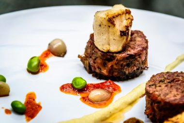 Kızarmış kuyruklu Terrine ve tarak