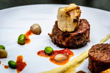 Kızarmış kuyruklu Terrine ve tarak