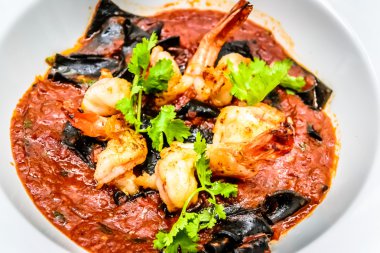 Taze kalamar makarna mürekkep