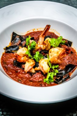 Taze kalamar makarna mürekkep