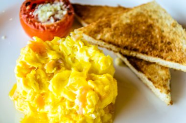 Füme somon ile yumuşak pişmiş yumurta. Izgara domates ve buğday tost ile servis.