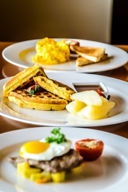 Sığır filetosu biftek kızarmış yumurta ile tepesinde ve patates, yumuşak pişmiş yumurta füme somon ile kahvaltı. Izgara domates ve buğday tost ile görev yaptı. Gözleme, tarçın Haşlanmış armut ile hizmet