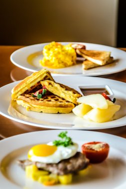 Sığır filetosu biftek kızarmış yumurta ile tepesinde ve patates, yumuşak pişmiş yumurta füme somon ile kahvaltı. Izgara domates ve buğday tost ile görev yaptı. Gözleme, tarçın Haşlanmış armut ile hizmet